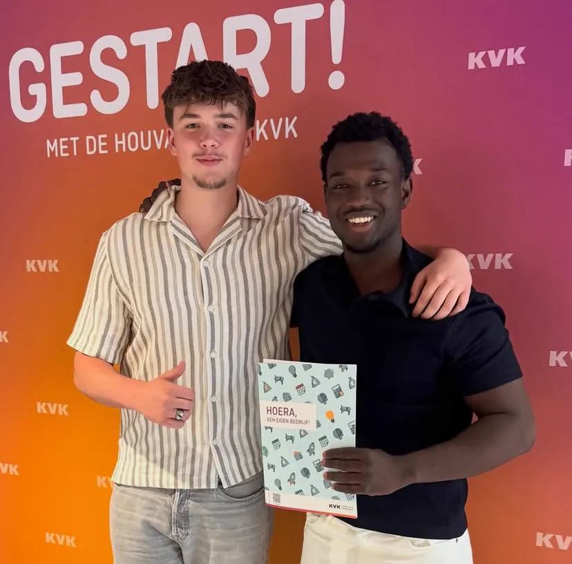 Mattias en Djakaman bij de KVK na de inschrijving van Twee Graden